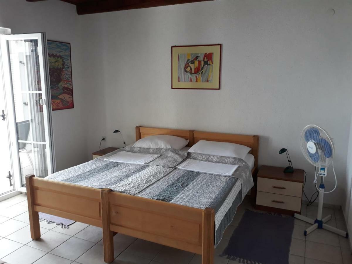 Apartman Grospic Cesarica Exterior photo